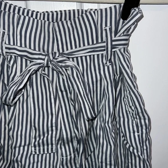Abercrombie High Waisted Striped Paper Bag shorts - Picture 2 of 4
